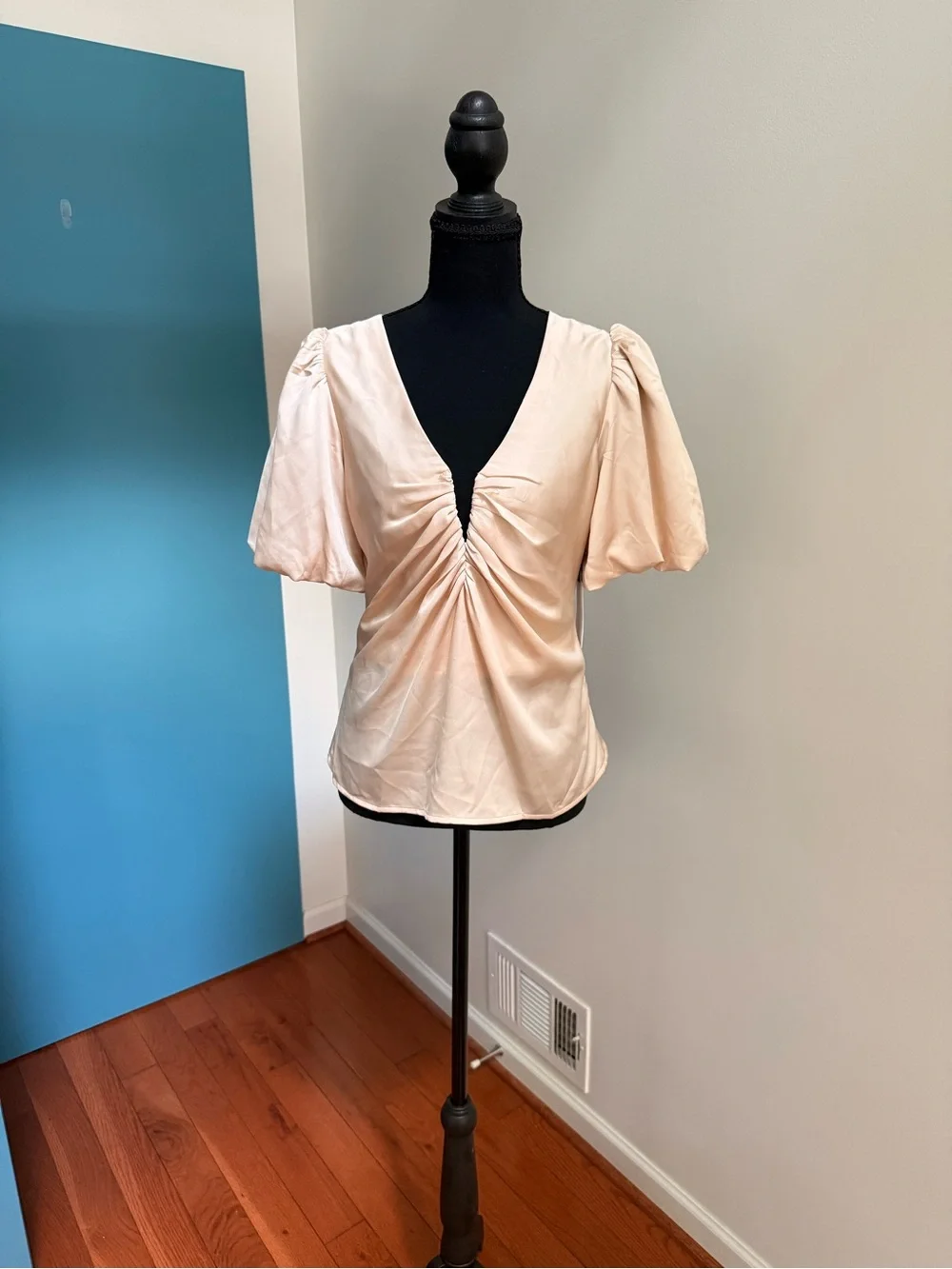 AS­TR the La­bel Deep-V Bal­loon Sleeve Top, Size , NWT Sz Small
